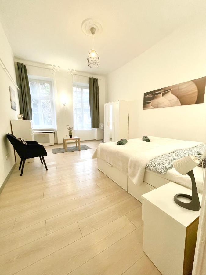 White Apartment Near The Famous New York Cafe Budapest Kültér fotó