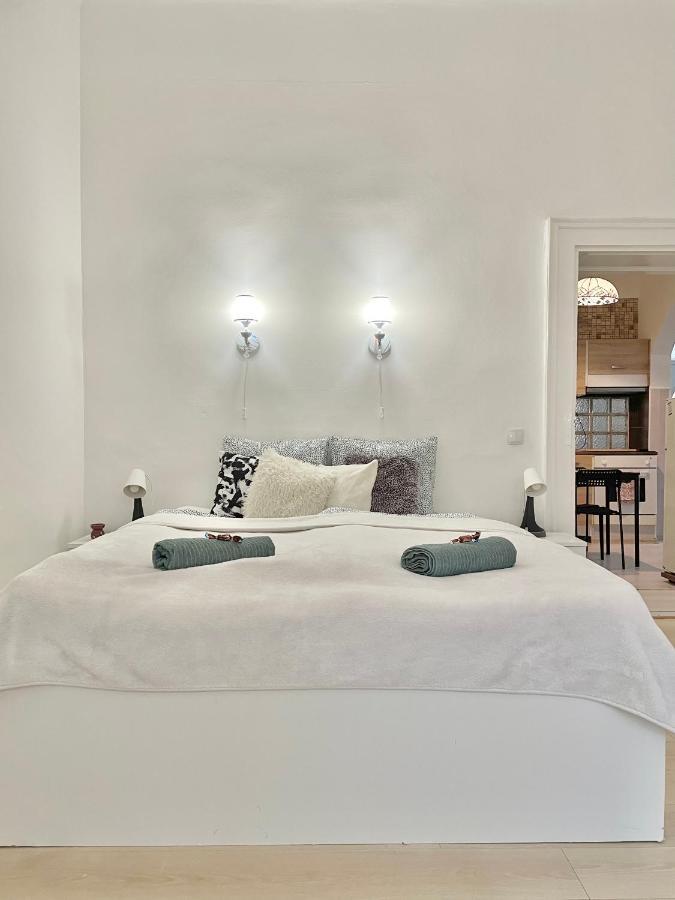 White Apartment Near The Famous New York Cafe Budapest Kültér fotó